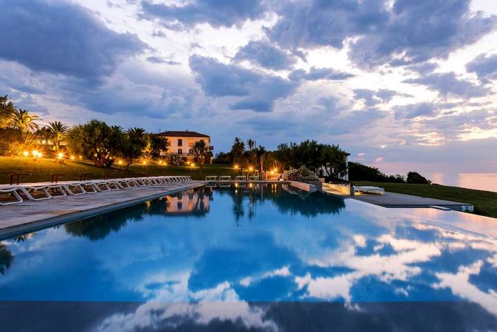 Hôtel pour 4 personnes, avec jardin ainsi que bassin pour enfant et piscine