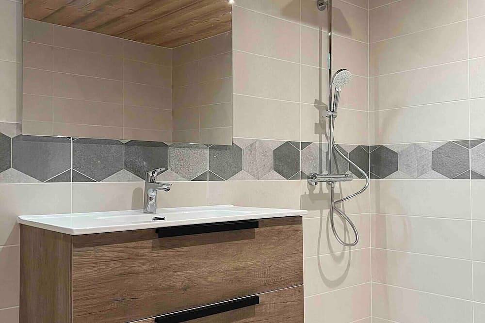 Séjournez Dans Cette Authentique Ferme Récemment Rénovée in Montriond, Les Portes du Soleil