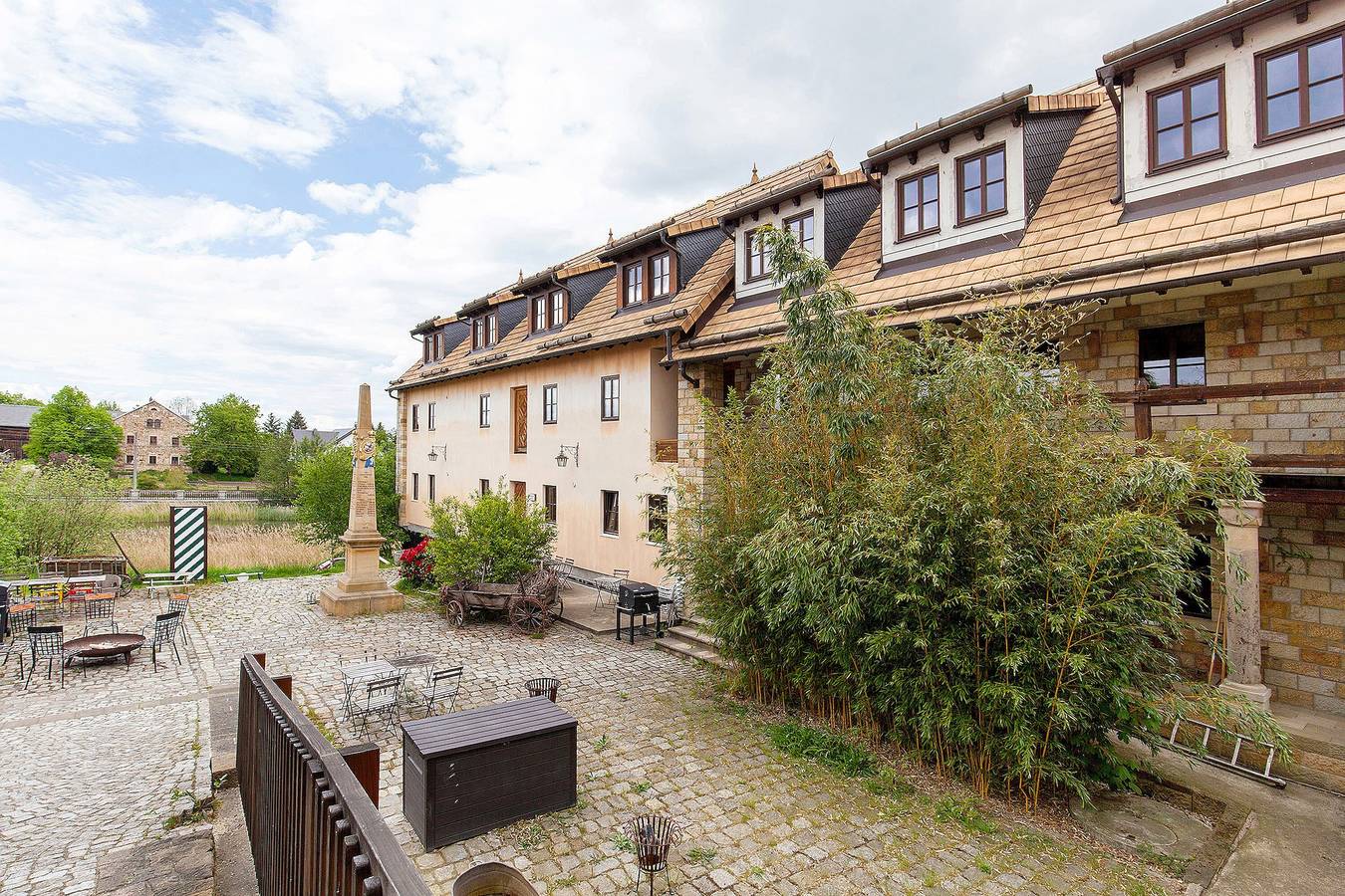 Ganze Wohnung, Apartment „Turmzimmer für 4 Pers. auf 50 m²“ mit Seeblick, Gemeinschaftsterrasse & Wlan in Wachau, Oberlausitz-Niederschlesien