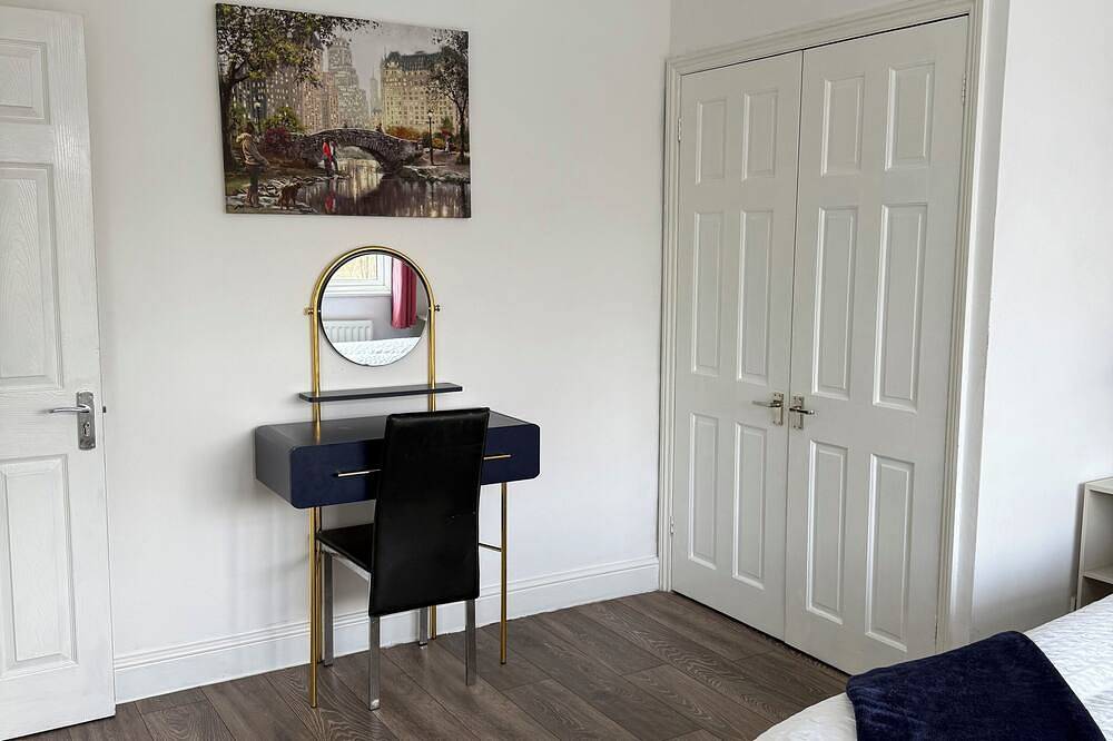 Stylish 3-Bed with Smart Tvs, Parking & Workspace in Kettering, Northamptonshire