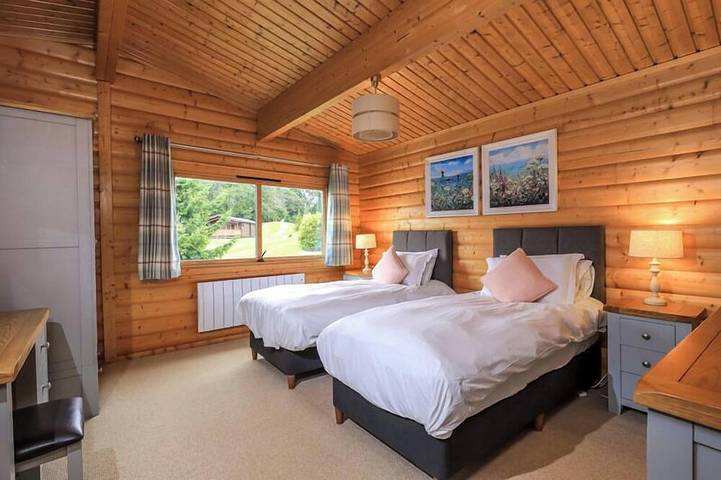 Luxury 3 bedroom Scandinavian Lodge v(sleeps 6) in Hursley, South-Downs