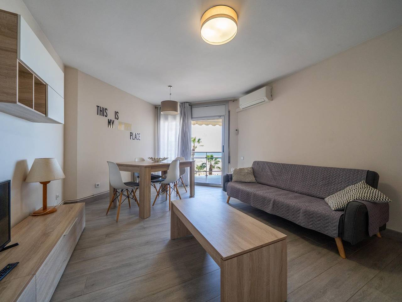 Entire apartment, Seafront apartment with pool, air conditioning, Wi-Fi and parking in Torredembarra in Torredembarra, Costa Dorada