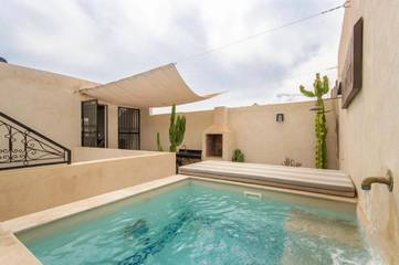 Riad pour 2 personnes, avec piscine et terrasse dans Ajarif