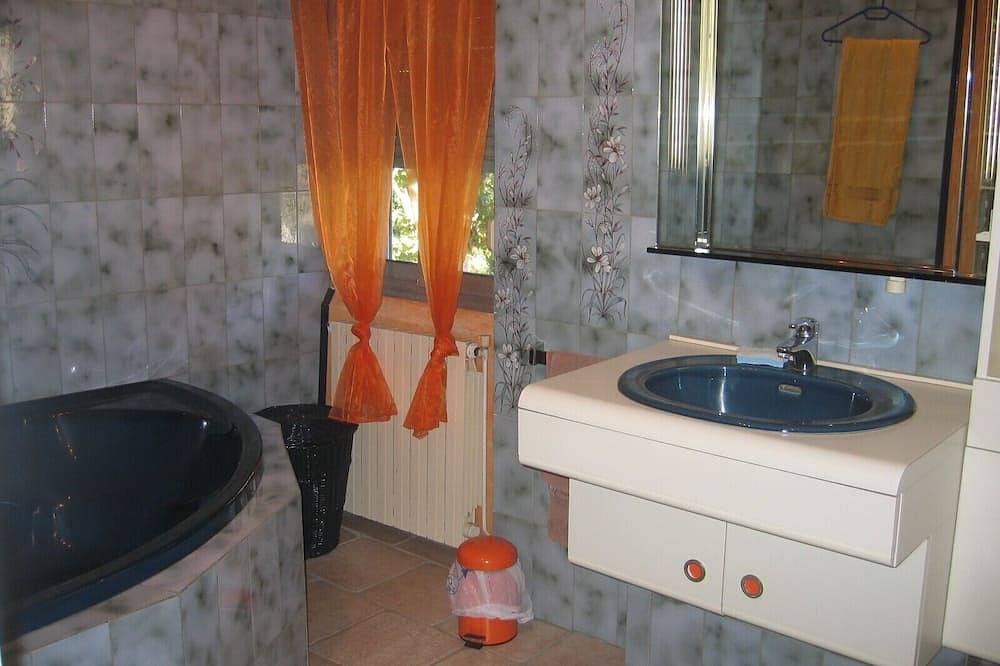 Maison dans petit village cevenol avec piscine et jardin privatifs. in Chamborigaud, Parc national des Cévennes