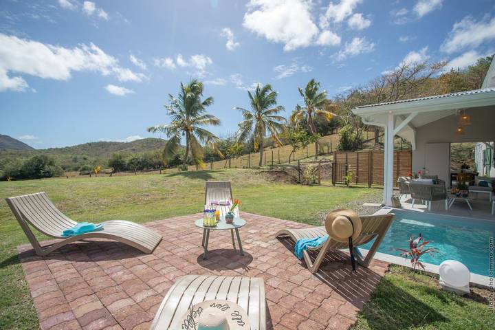 Gîte pour 4 personnes, avec piscine ainsi que terrasse et jardin en Martinique - 3
