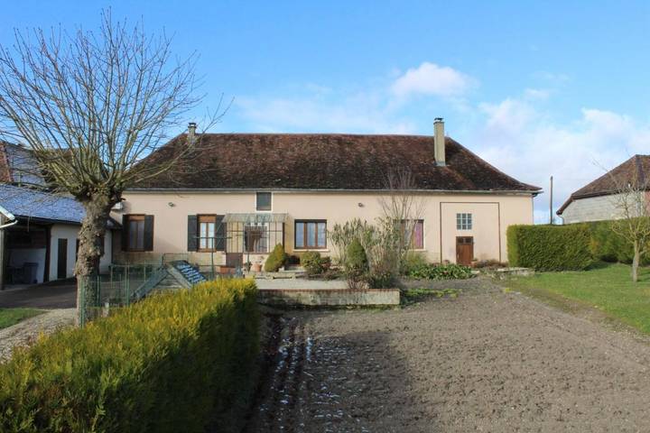 Location de vacances pour 6 personnes, avec Terrasse ainsi que Jardin et Vue à Laubressel