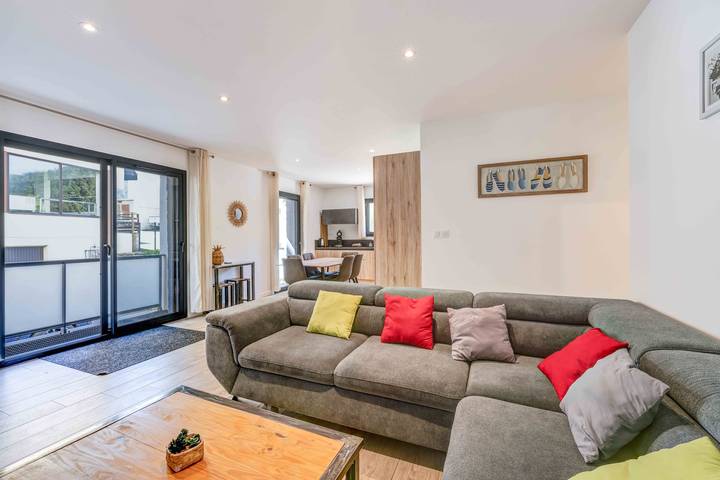 Entire apartment, 'Aux Pieds Des Pistes - Appt A' Apartment with Mountain View, Wi-Fi, and Air Conditioning in French Pyrenees