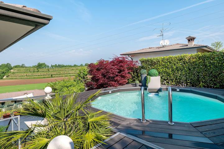 Entire apartment, Apartment 'Villa Benaco' with Pool, Terrace and Shared Garden in Pozzolengo, Lake Garda