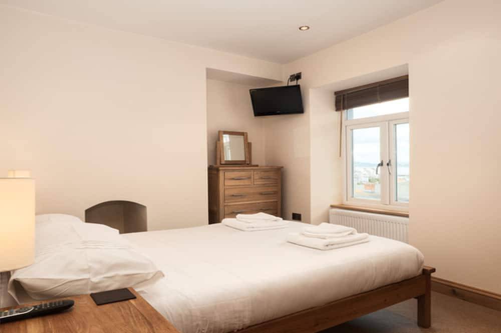 Upper Anzac is a stylish and spacious three bedroom holiday apartment in Brixham in Brixham, Torbay