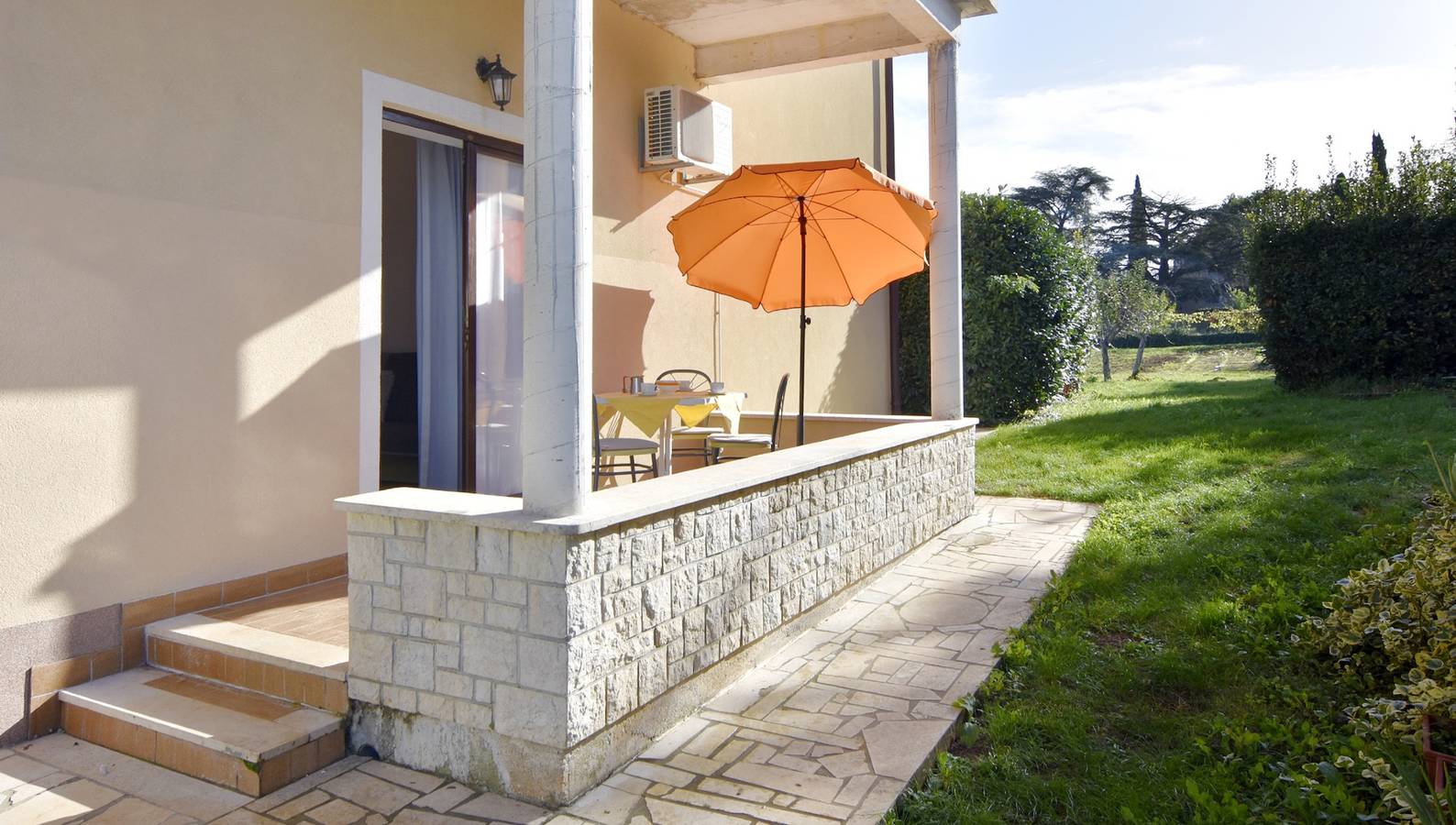 Appartement entier, Retraite au rez-de-chaussée entourée par la nature in Umag, Région d'Umag