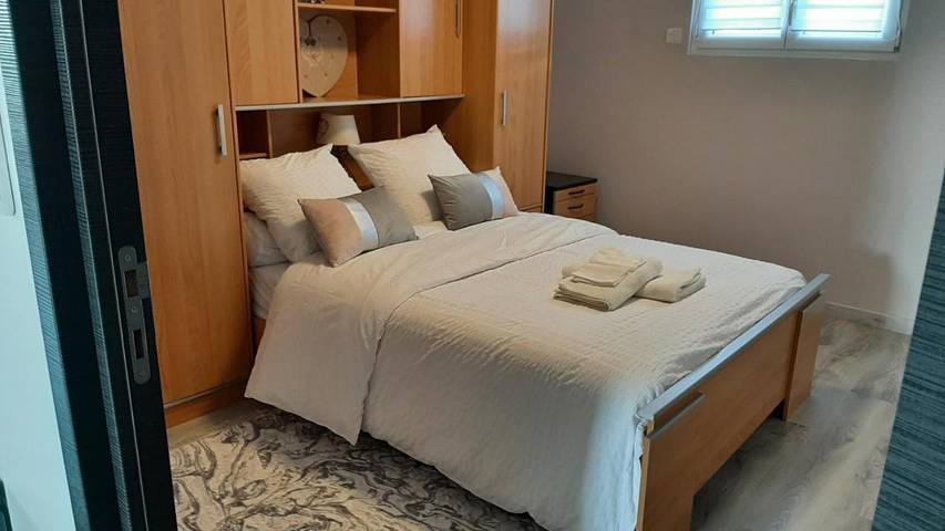 Gîte pour 3 personnes, avec jardin dans Grand-Charmont