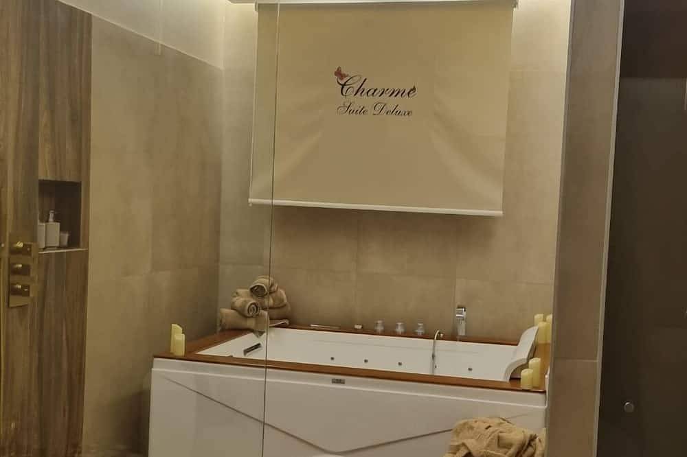 Suite with Jacuzzi 2 steps from the sea and downtown in Terrasini, Palermo (província)