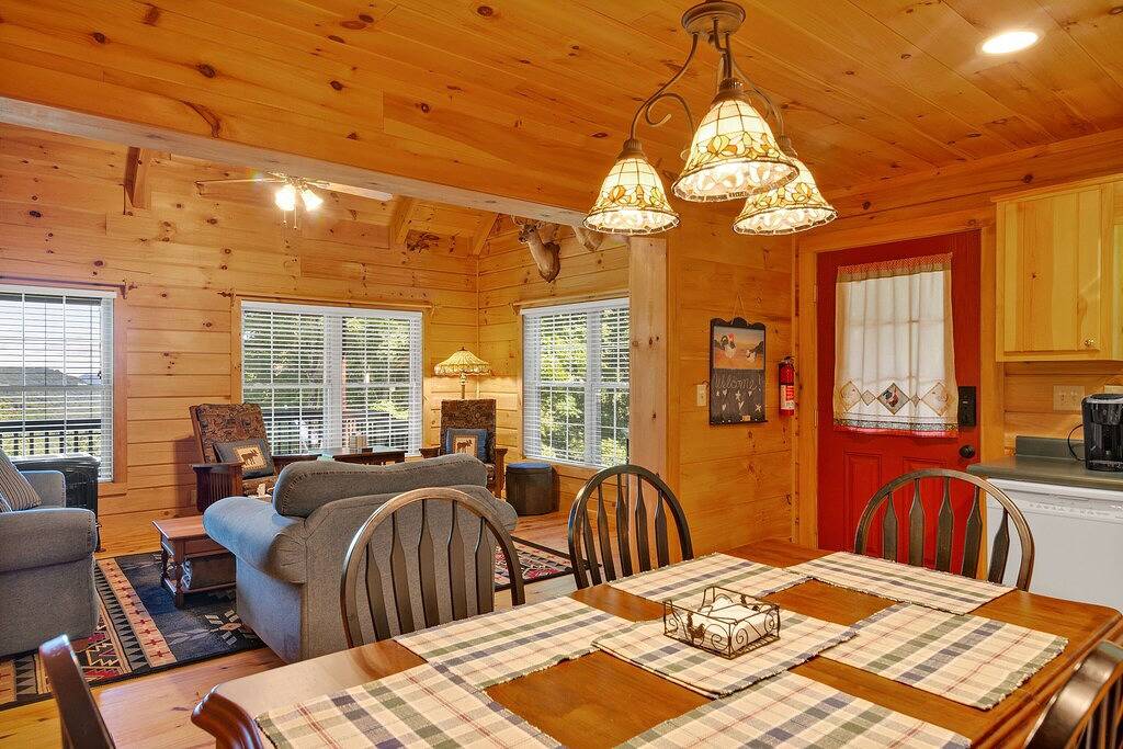 Long Mtn. Views - Covered Porch - Rockers - Fire Pit - Gated - Clean - 5 Stars! in Cataloochee Valley