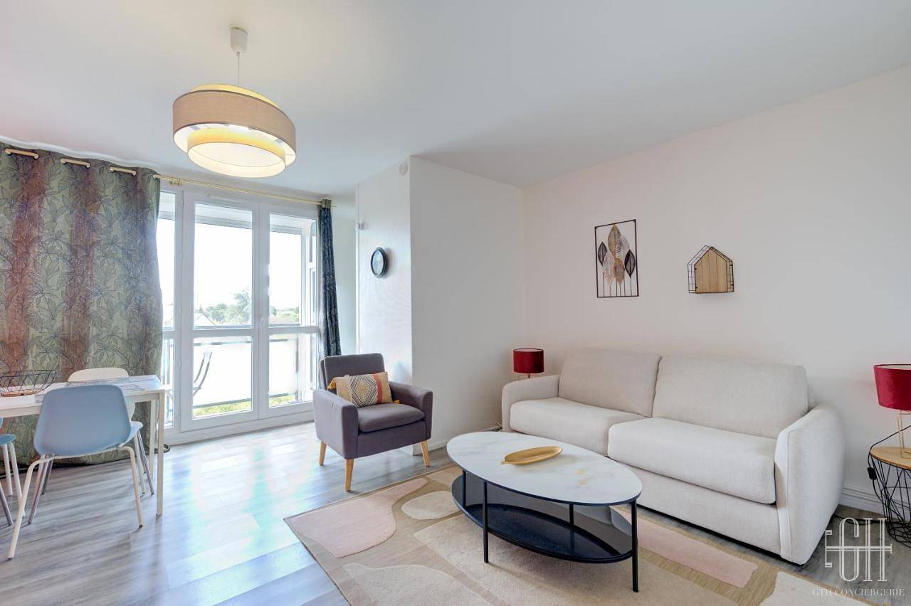 Appartement entier, Studio with Balcony in Chambray-lès-Tours, Région de Tours