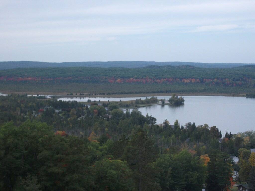 Hubbard Lake, South Shore See, Dock und Privatstrand für alle Jahreszeiten in Hubbard Lake, Alcona County