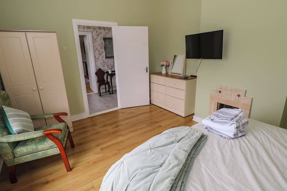 Kate'S Cottage, pet friendly, with open fire in Ballina, County Mayo in Lough Conn