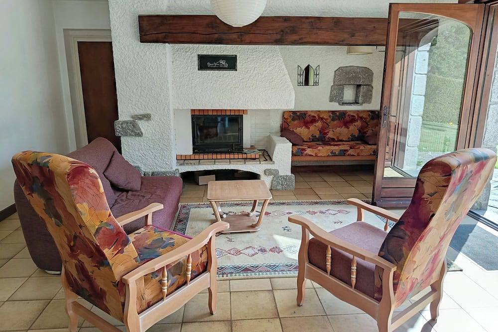 Ganze Wohnung, Apartment with terrace. 15 minutes from the town center, in a quiet, green setting. in Le Chambon-sur-Lignon, Mézenc