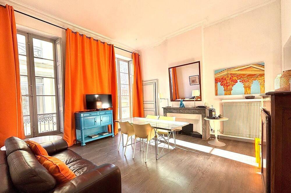Appartement entier, Maison Carré, 2 chambres, climatisation in Nîmes, Région de Nîmes