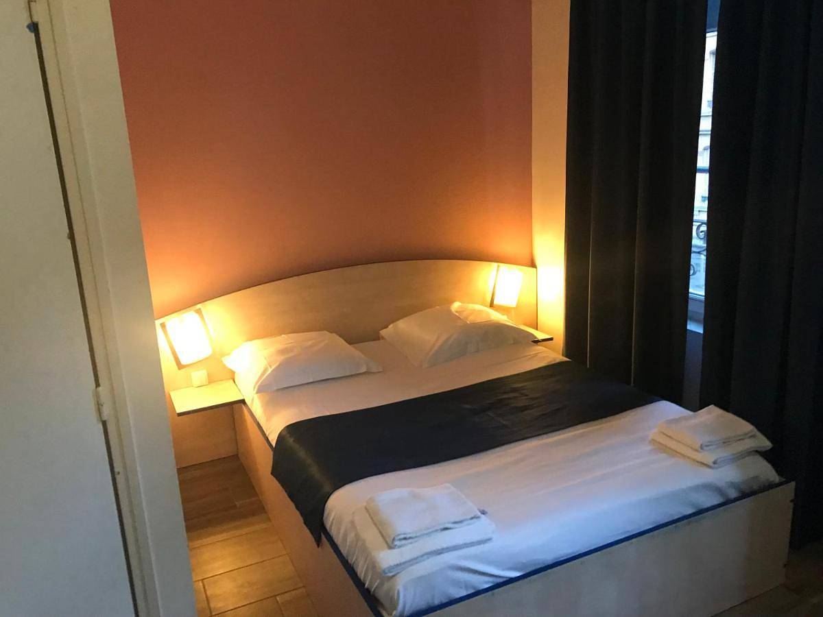Hotel César climatisation dans la majorité des chambres Centre-ville Gare Charleville-Mézières in Charleville-Mézières, Ardennes