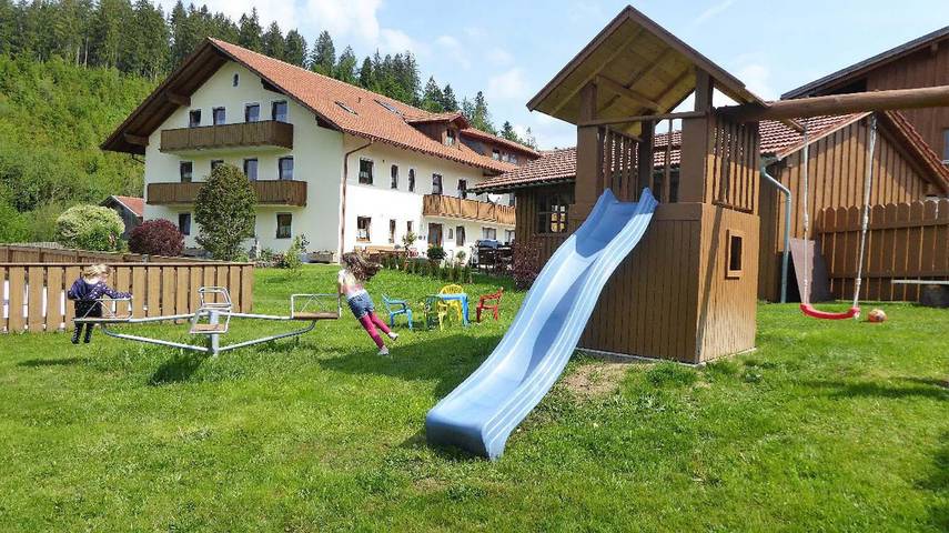 Ganze Ferienwohnung, Ferienbauernhof Mehlbach - Ferienwohnung Wildrose mit Terrasse in Kollnburg, Ostbayern