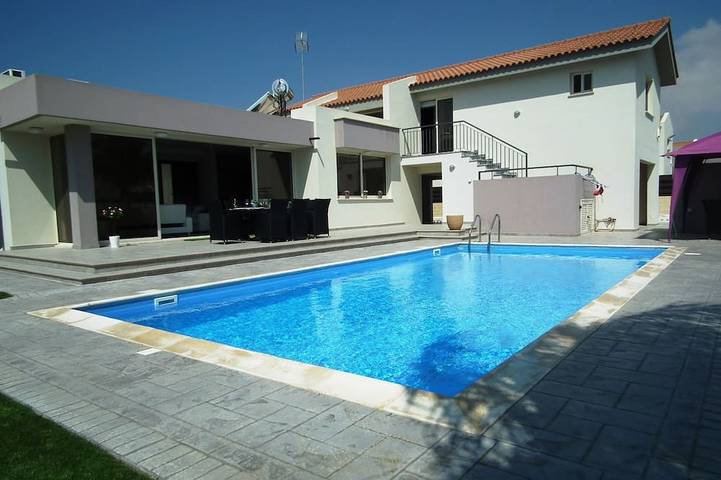 Villa for 8 people, with garden and balcony in Larnaca District