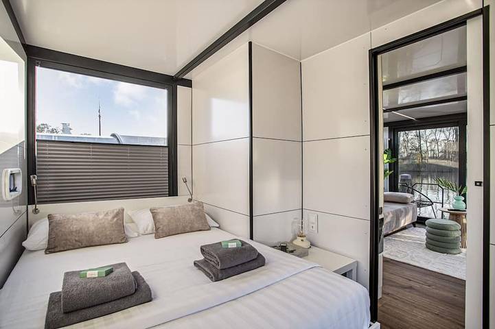 Charmantes Tiny-Houseboot-Erlebnis in der Nähe von Amsterdam – von Weltevreden in Groene Hart