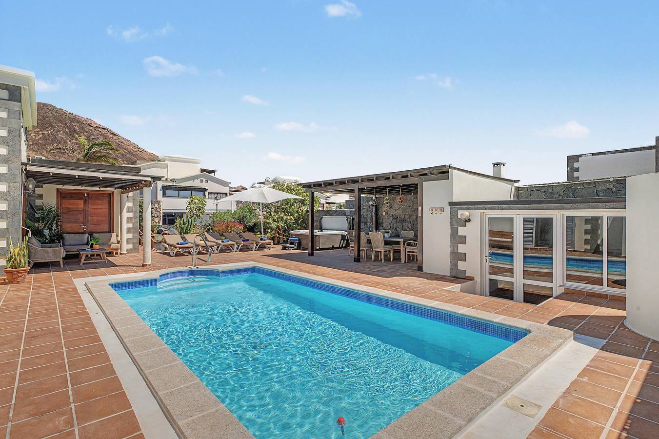 Villa Eire – Luxusvilla mit Bergblick, Wlan & Klimaanlage in Montaña Roja, Yaiza