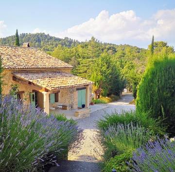 Chambre d’hôte pour 3 personnes, avec jardin et terrasse ainsi que vue et piscine, animaux acceptés à Villeneuve