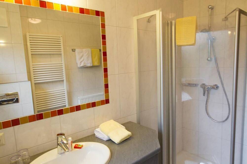 Zweibettzimmer mit Balkon - Hotel-garni Haus Sonnblick in Bad Kleinkirchheim, Nockberge