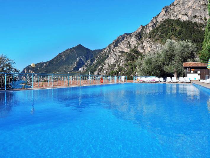 Ferienwohnung für 4 Personen, mit Balkon und Terrasse sowie Kinderpool und Sauna am Gardasee