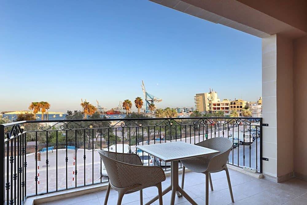 Ganze Wohnung, Gem Beachfront Apt with Amazing Bay and Sea Views in Birżebbuġa, Insel Malta