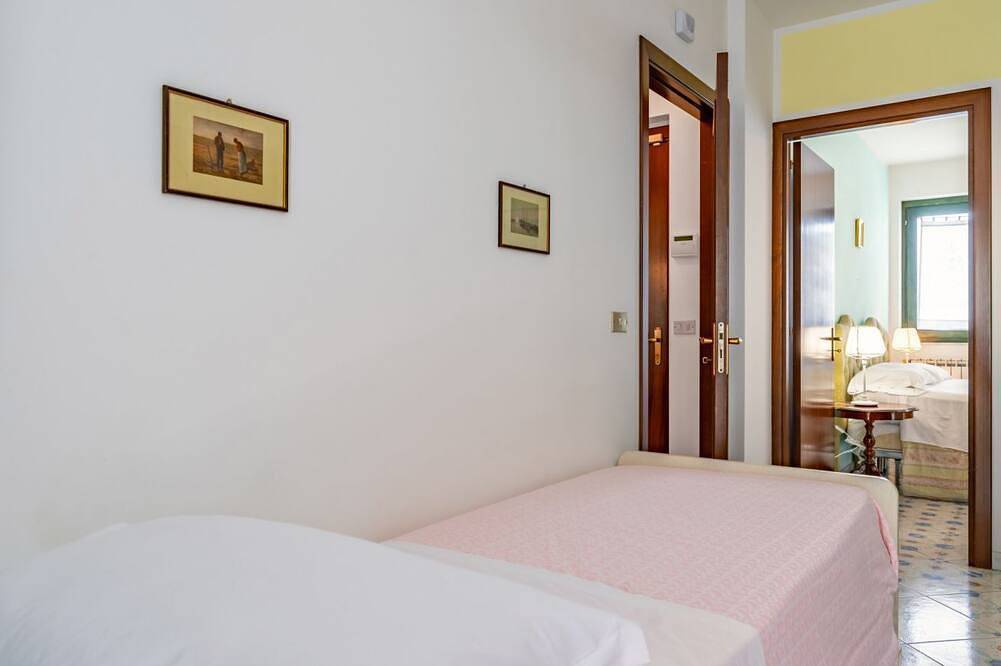 Apartamento entero, Cozy 55 sqm apartment in Mascali, ideal for 4 people. Equipped with air conditioning, and 2 balconies, the apartment offers comfort and convenience. Located just 1 minute walk from the beach, with a road next to the building providing direct access. Perf in Fondachello, Provincia de Catania
