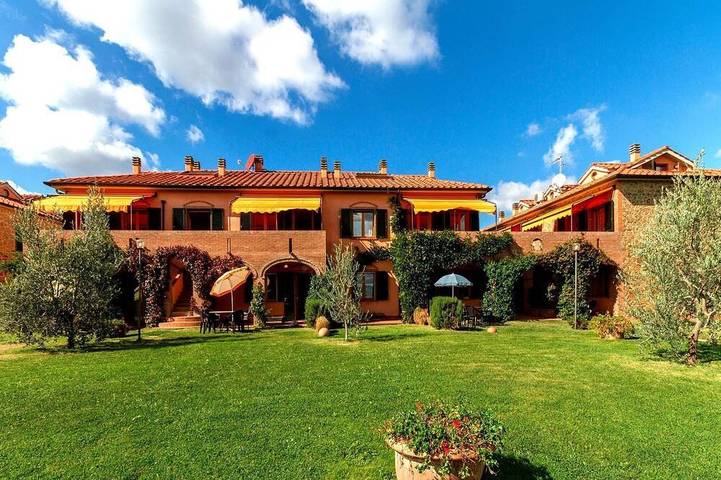 Appartamento intero, Elegante appartamento con A/C, piscina, WIFI, TV, terrazza e vista panoramica, vicino San Gimignano in Sughera, Montaione