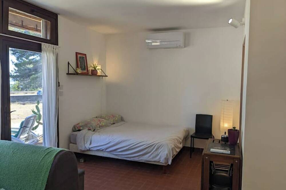 Apartamento entero, Independent studio 35m2 facing pond and beach in Saint-Chamas, Istres region