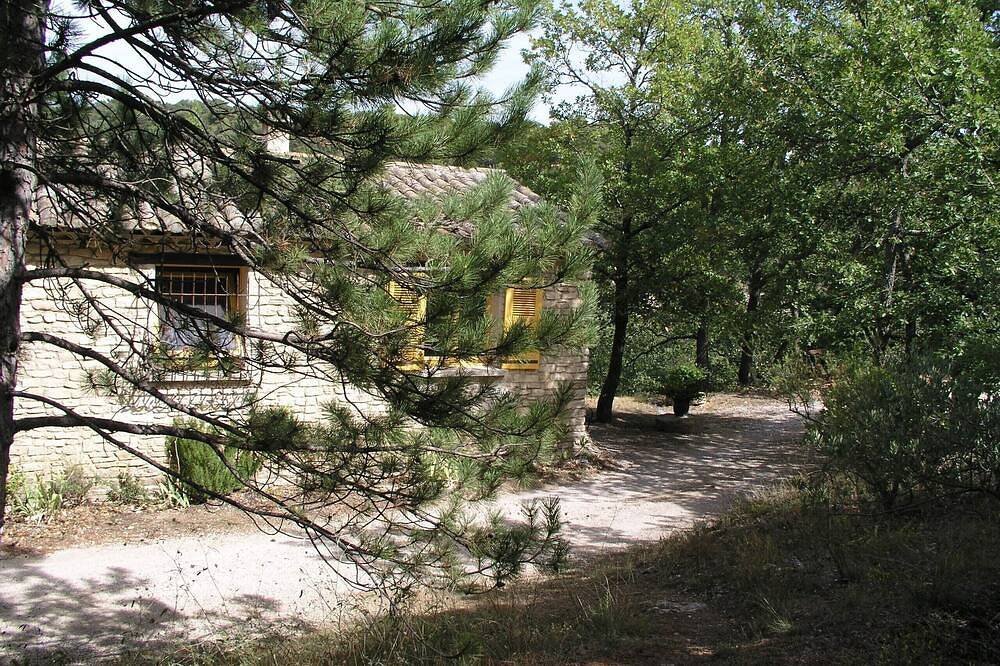 Character house with swimming pool set in Provencal garrigue. in La Roque-sur-Pernes, Vaucluse