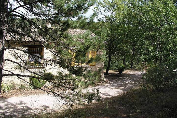 Character house with swimming pool set in Provencal garrigue. in La Roque-sur-Pernes, Vaucluse