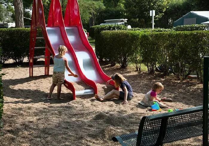 Camping pour 4 personnes, avec terrasse dans le Cher - 2