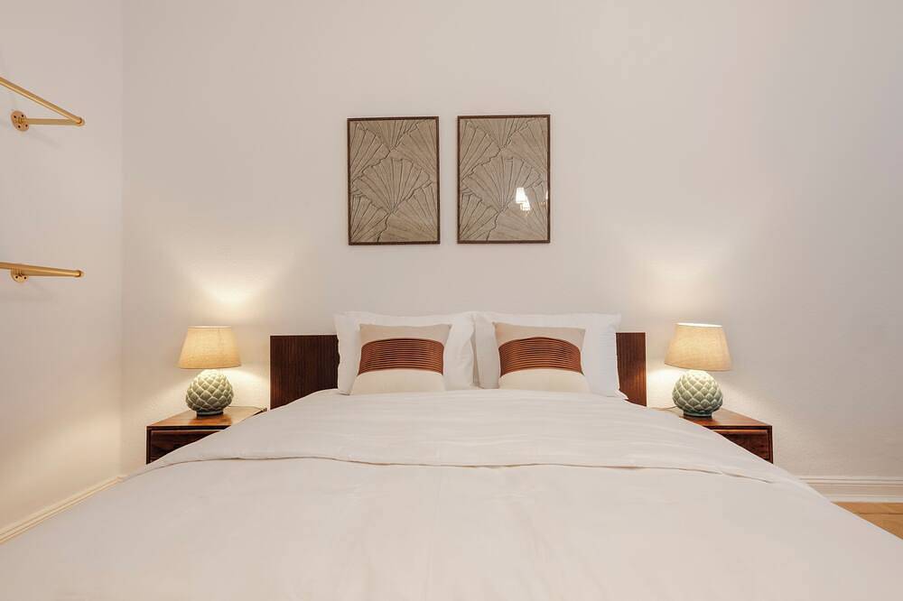 Ganze Wohnung, Ku’Damm-Savignyplatz/Charming Old Home/5-10 ppl/Fam.Friendly/Wifi in Charlottenburg Berlin, Berlin