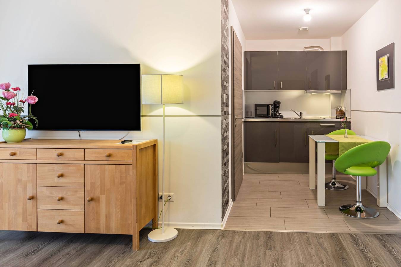 Ganze Wohnung, Apartment 2 im Aachapart - mit dem schönsten Blick auf die Aach, den Hohentwiel und das Rosenegg in Rielasingen-Worblingen, Hegau