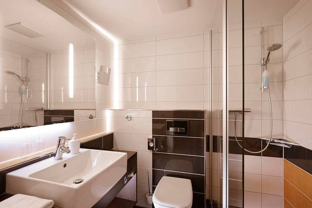 Doppelzimmer, Bad, Wc, Felsblick - Berghotel Bastei in Rathen, Elbsandsteingebirge