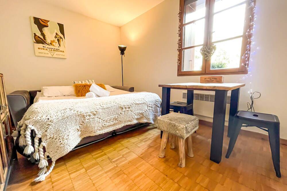 Entire apartment, Loft Serenitat Montana Park in Enveitg, Prades region