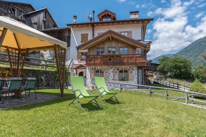 Entire apartment, Rural Apartment "Maso Margherita - Spleuza" with Garden and Wi-Fi in Almazzago, Commezzadura
