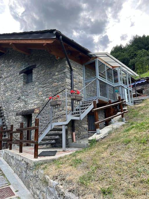 Location de vacances pour 4 personnes, avec vue ainsi que jardin et terrasse à Comune di Saint-Rhémy-en-Bosses