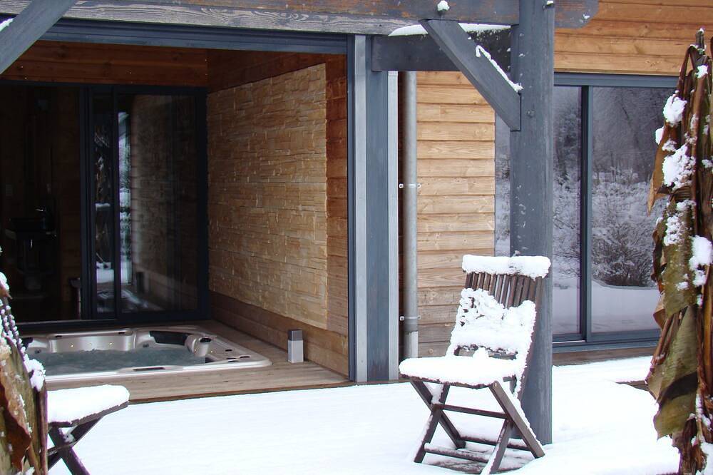 Gîte bois 8/15 personnes piscine, sauna, Jacuzzi Jurançon Pyrénées atlantiques in Jurançon, Béarn