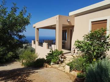 Cottage pour 5 personnes, avec jardin et vue dans Triopetra