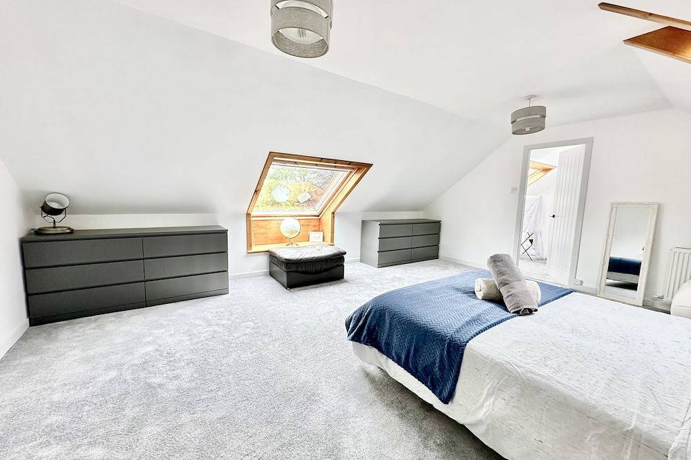 Spacious Sleeps 10 4 Bedroom Cottage in Inveraray, Fantastic Loch Views and Big Garden in Argyll & Bute