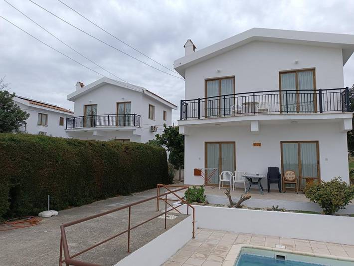 Location de vacances pour 4 personnes, avec piscine ainsi que jardin et vue dans Πισσούρι
