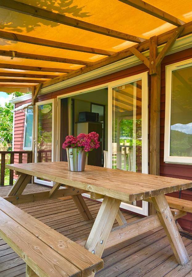 Camping pour 6 personnes, avec terrasse et vue ainsi que piscine et jardin, animaux acceptés dans la Loire - 3