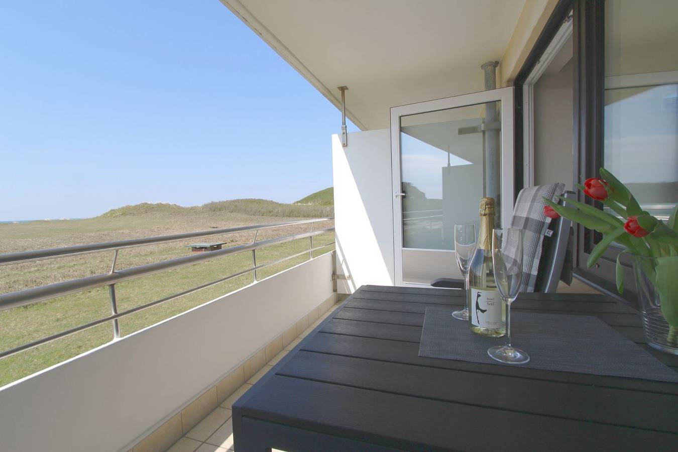 Ganze Wohnung, Ein-Zimmer-Appartement mit traumhaftem Meerblick direkt am Strandübergang in Wenningstedt, Sylt