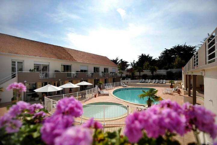 Appart’hôtel pour 6 personnes, avec piscine ainsi que bassin pour enfant et balcon